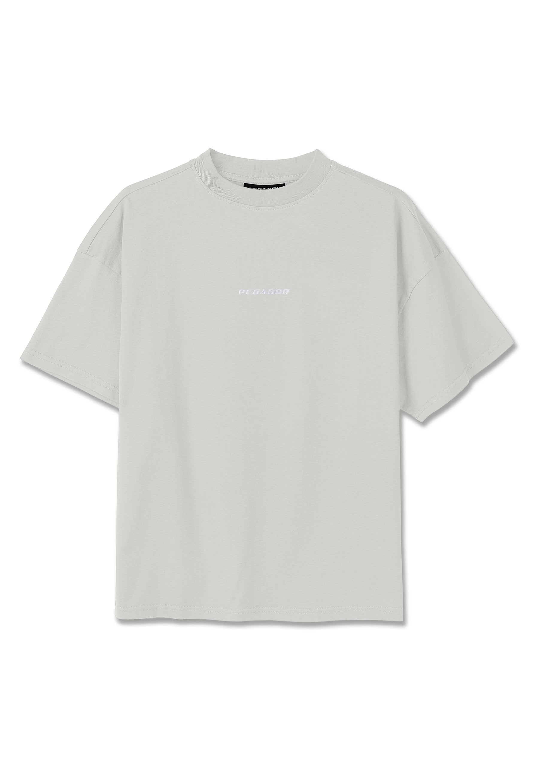Hellgraues T-Shirt mit kurzen Ärmeln, Rundhalsausschnitt und kleinem weißen Schriftzug "PEGADOR" zentriert auf der Brust.