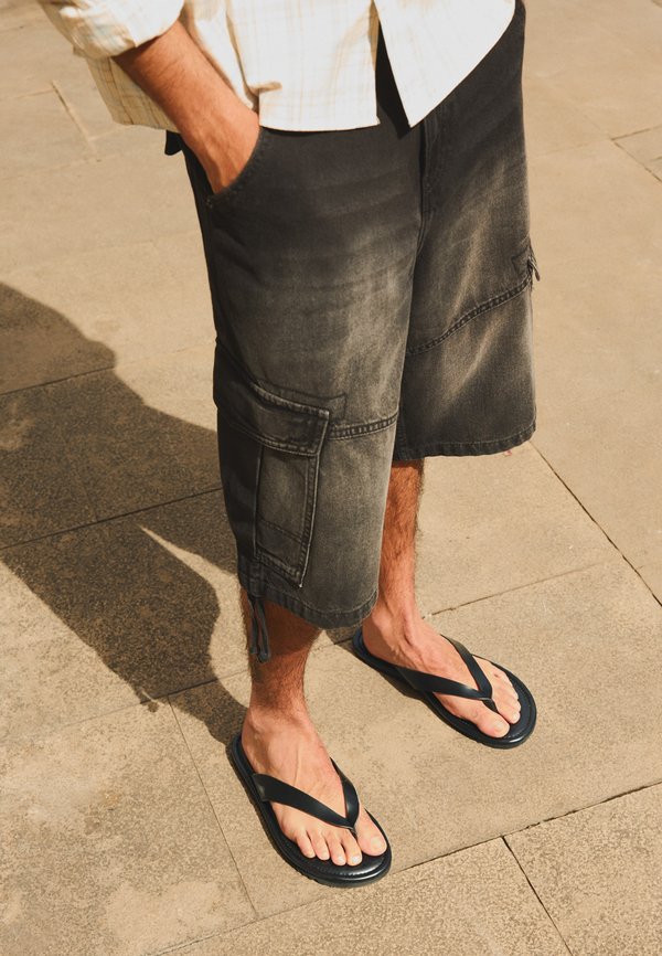 Bershka THONG - FLAT SANDAL - T-bar sandals - black
