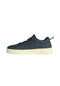 Dunkelblaue Ledersneaker mit runder Spitze, flacher weißer Gummisohle und dunkelblauen Schnürsenkeln; sie verfügen über einen kleinen Fersentab für ein einfaches Anziehen.