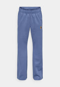 Blaue Jogginghose mit elastischem Bund, Seitentaschen und einem kleinen, mehrfarbigen Logopatch nahe der linken Tasche. Weicher Stoff.