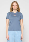 Hellblaues Baumwoll-T-Shirt mit Rundhalsausschnitt, kurzen Ärmeln und einem roten und weißen "DIESEL"-Logo auf der Vorderseite. Glatte Textur.