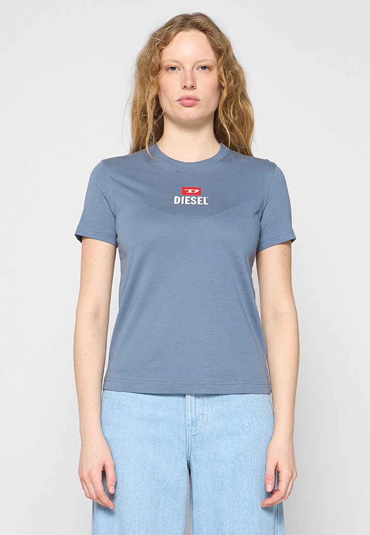 Hellblaues Baumwoll-T-Shirt mit Rundhalsausschnitt, kurzen Ärmeln und einem roten und weißen "DIESEL"-Logo auf der Vorderseite. Glatte Textur.