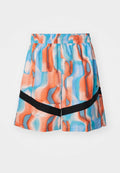 Bunte Shorts mit einem wellenförmigen abstrakten Muster in Orange, Blau und Pfirsich, mit einem elastischen Bund und einem schwarzen Akzentstreifen.