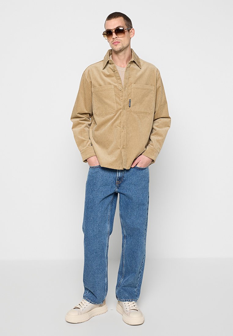 REGULAR FIT  Media 2