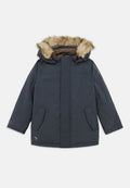Dunkelblaues Parka mit einer gefütterten Kapuze aus Fell, zwei Fronttaschen und einem Reißverschluss. Hergestellt aus leichtem, wasserabweisendem Material.