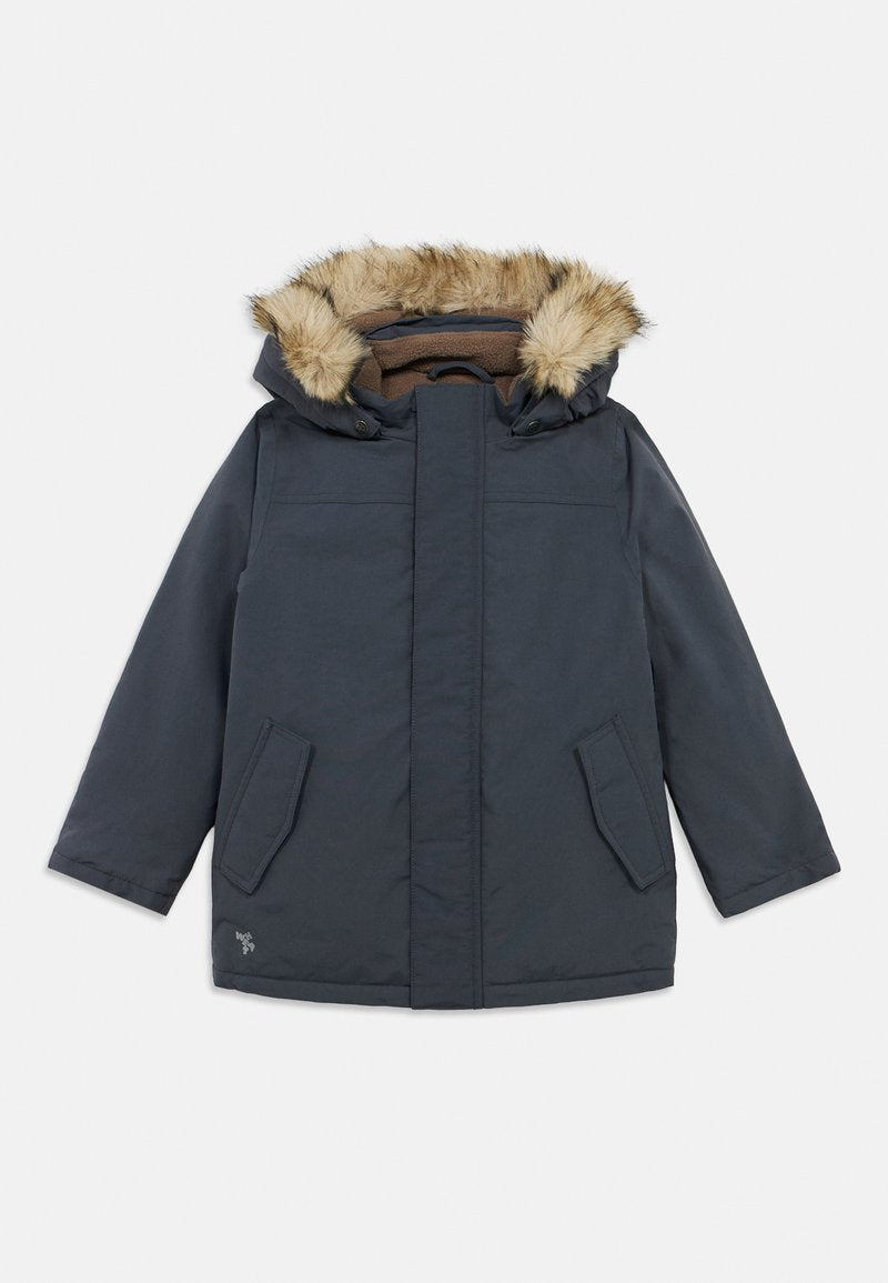 Dunkelblaues Parka mit einer gefütterten Kapuze aus Fell, zwei Fronttaschen und einem Reißverschluss. Hergestellt aus leichtem, wasserabweisendem Material.