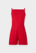 Rotes Leinen-Overall mit dünnen Trägern, quadratischem Ausschnitt und gefaltetem Vorderdesign. Taillierte Passform mit Shorts, minimalistisches Design.