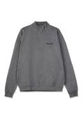 Grauer Sweatshirt mit langen Ärmeln, hohem Kragen, halbem Reißverschluss, gerippten Bündchen und Saum, mit kleinem schwarzem Logo auf der Brust.