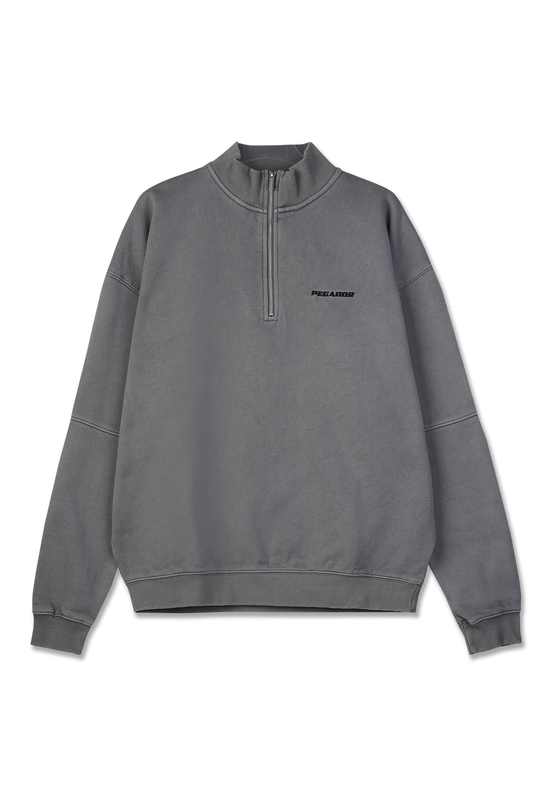 Grauer Sweatshirt mit langen Ärmeln, hohem Kragen, halbem Reißverschluss, gerippten Bündchen und Saum, mit kleinem schwarzem Logo auf der Brust.