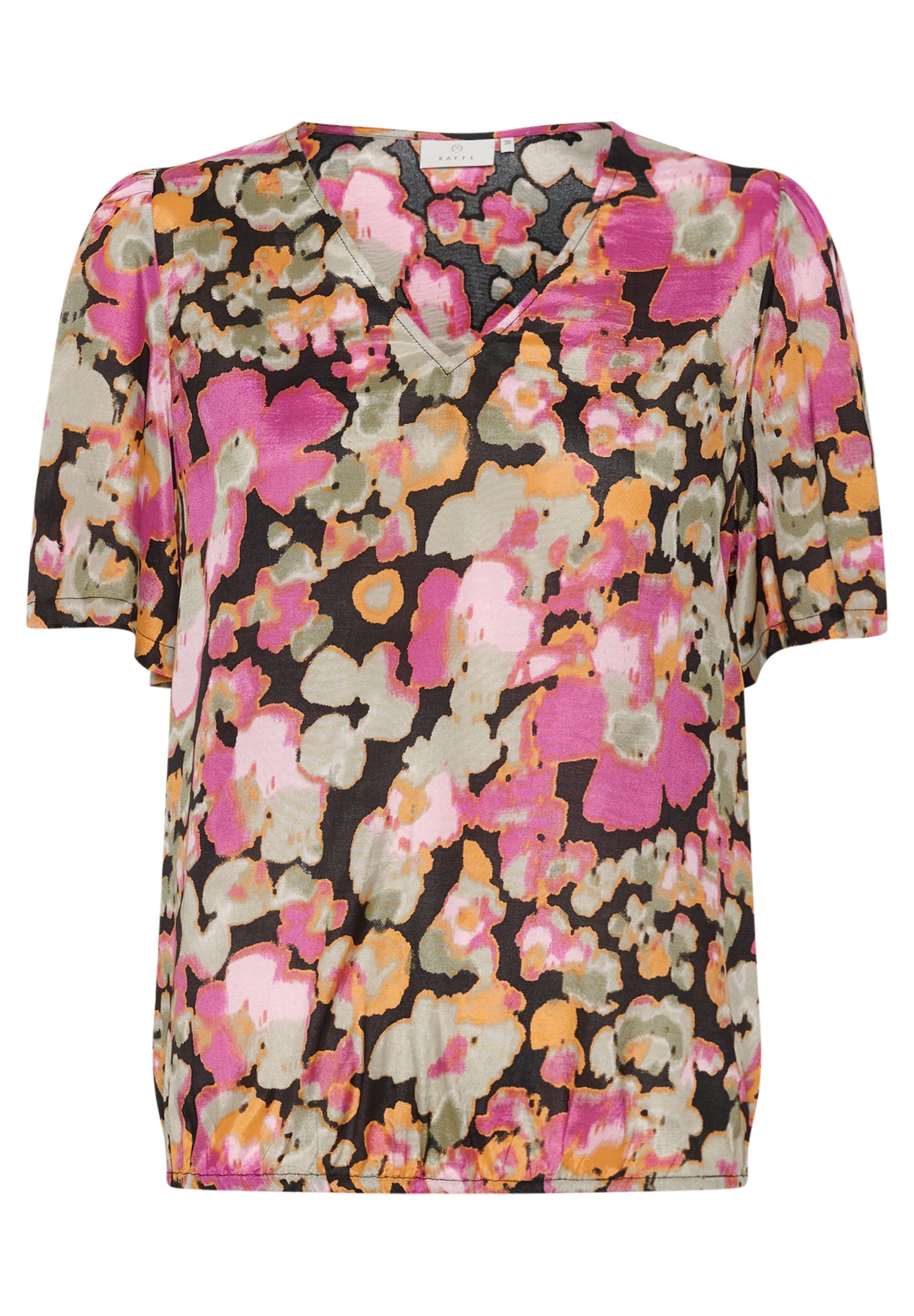 Kurzarmbluse mit V-Ausschnitt, floralem Muster in Pink, Orange und Grau auf schwarzem Hintergrund und gerafftem Saum. Glatte Stofftextur.