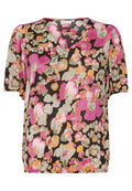 Kurzarmbluse mit V-Ausschnitt, floralem Muster in Pink, Orange und Grau auf schwarzem Hintergrund und gerafftem Saum. Glatte Stofftextur.