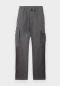 Graue Cargo-Hose aus Baumwolle mit elastischem Bund und Kordelzug, zwei Seitentaschen und zwei aufgesetzten Taschen an den Oberschenkeln.
