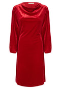 Rotes Samtkleid mit einem Schalkragen, Dreiviertelärmeln und lockerer Passform. Glatte Textur mit subtiler Glanzwirkung, der Saum endet oberhalb des Knies.