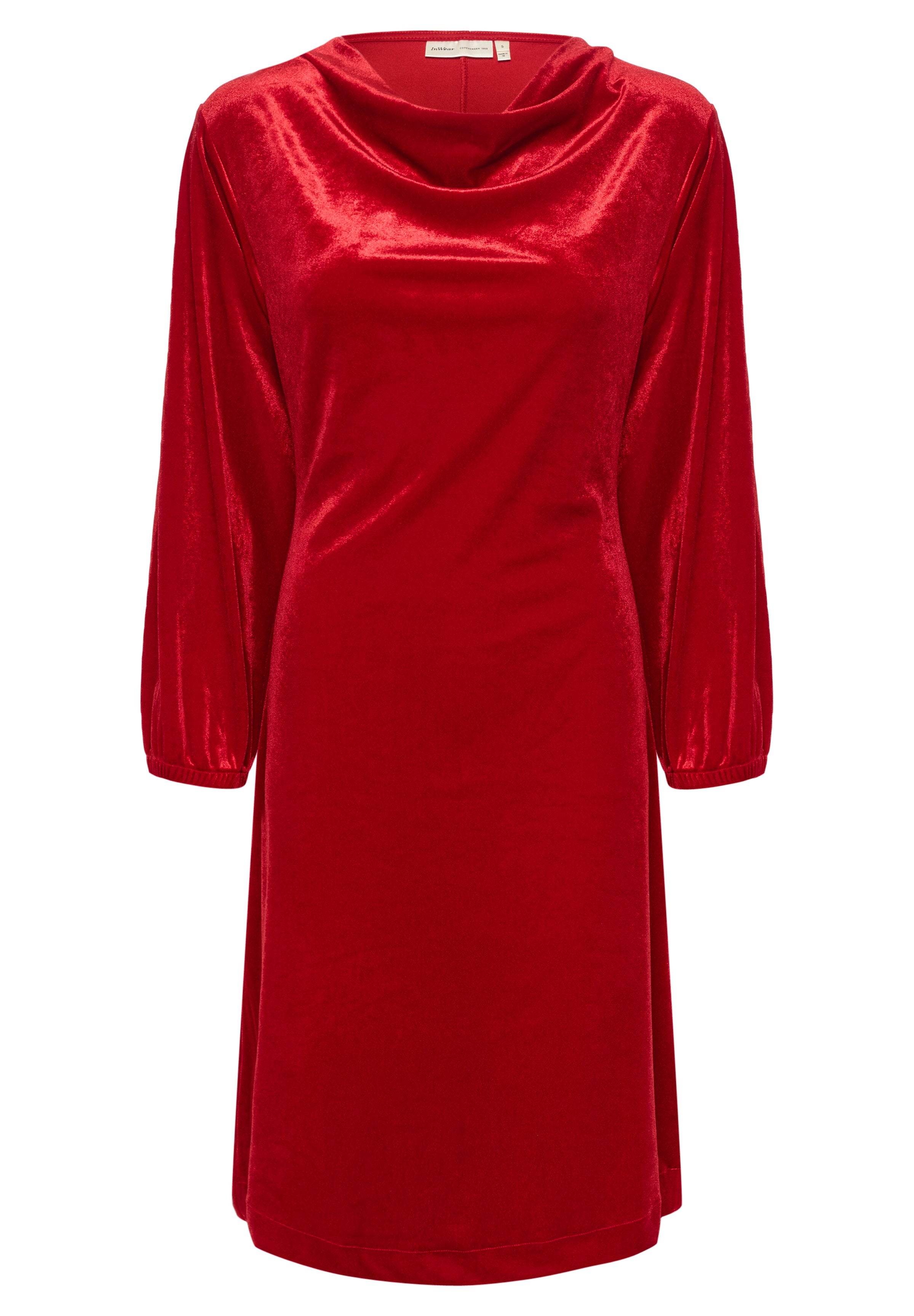 Rotes Samtkleid mit einem Schalkragen, Dreiviertelärmeln und lockerer Passform. Glatte Textur mit subtiler Glanzwirkung, der Saum endet oberhalb des Knies.