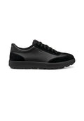 Schwarze Sneaker aus einer Mischung von Leder und Wildleder, mit runder Schuhspitze, tonalem Schnürsenkel, flacher Gummisohle und minimaler Markenkennzeichnung an der Ferse.