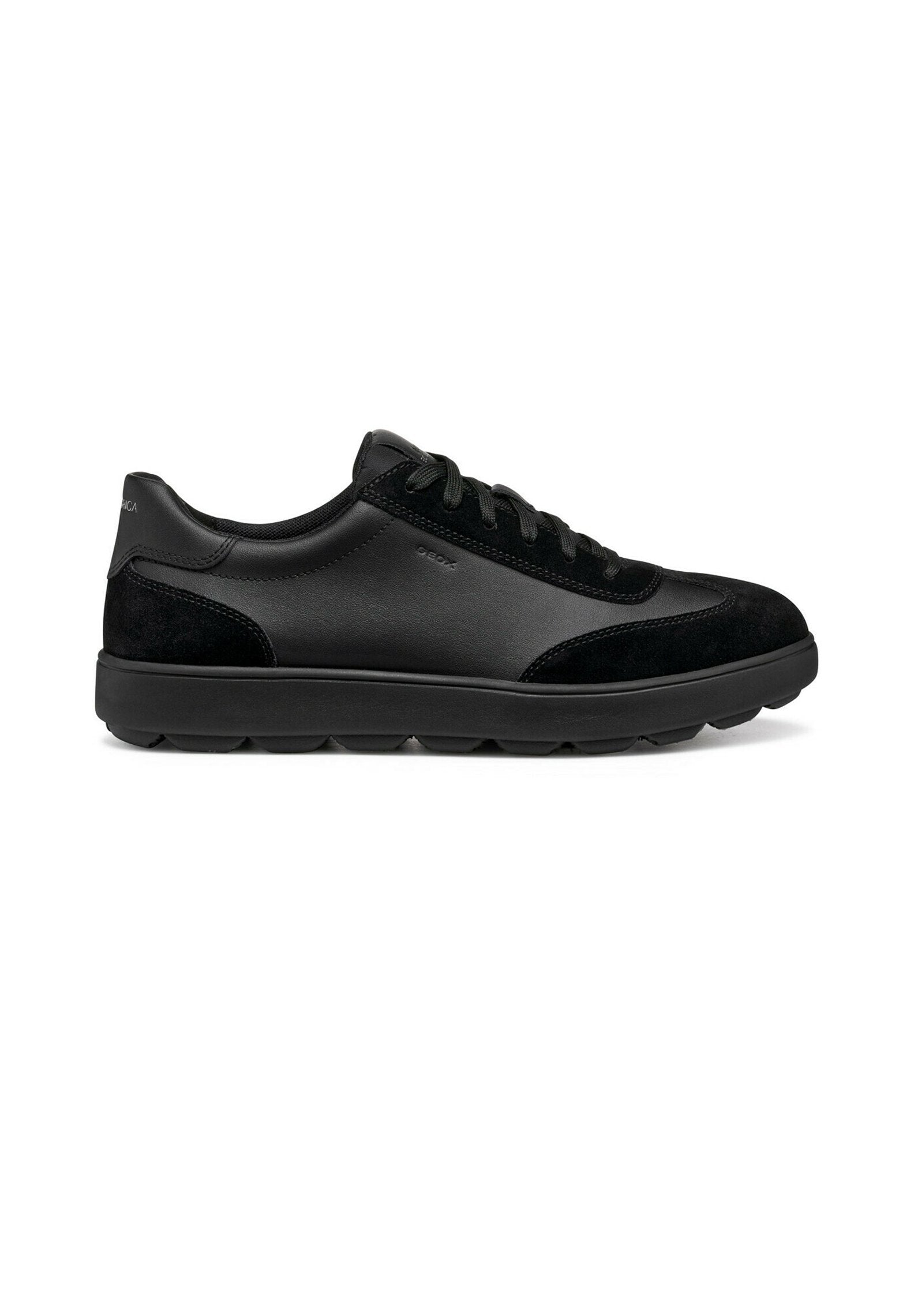 Schwarze Sneaker aus einer Mischung von Leder und Wildleder, mit runder Schuhspitze, tonalem Schnürsenkel, flacher Gummisohle und minimaler Markenkennzeichnung an der Ferse.