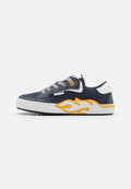Navyblaue Sneaker mit Flammenmuster in Orange, weißen Akzenten und strukturiertem Material. Verfügt über Schnürverschluss, gepolsterte Knöchelkappe und Gummisohle.