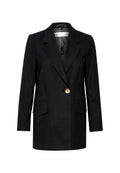 Schwarzer Blazer mit einem einzelnen goldenen Knopf, mit Revers, zwei vorderen Taschen und einer glatten Textur. Maßgeschneiderter, strukturierter Schnitt.