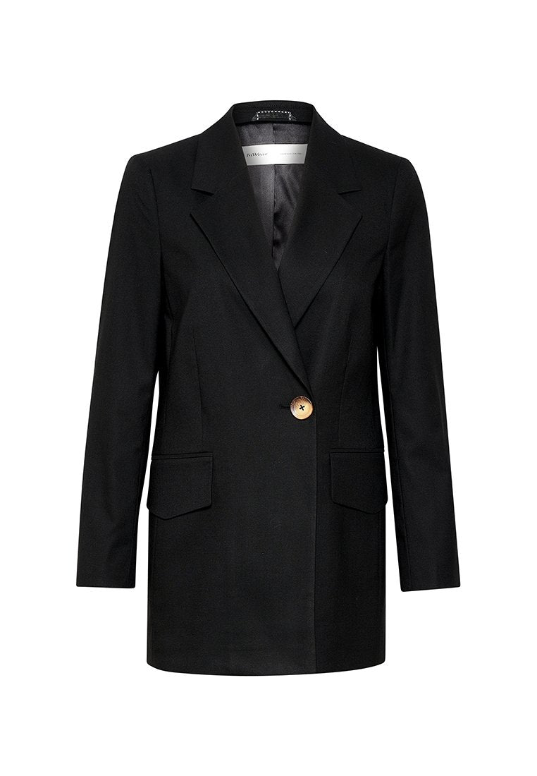 Schwarzer Blazer mit einem einzelnen goldenen Knopf, mit Revers, zwei vorderen Taschen und einer glatten Textur. Maßgeschneiderter, strukturierter Schnitt.