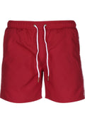 Rote Badehose mit elastischem Bund, weißem Kordelzug und seitlichen Akzenten. Aus leichtem Stoff gefertigt, mit glatter Textur.