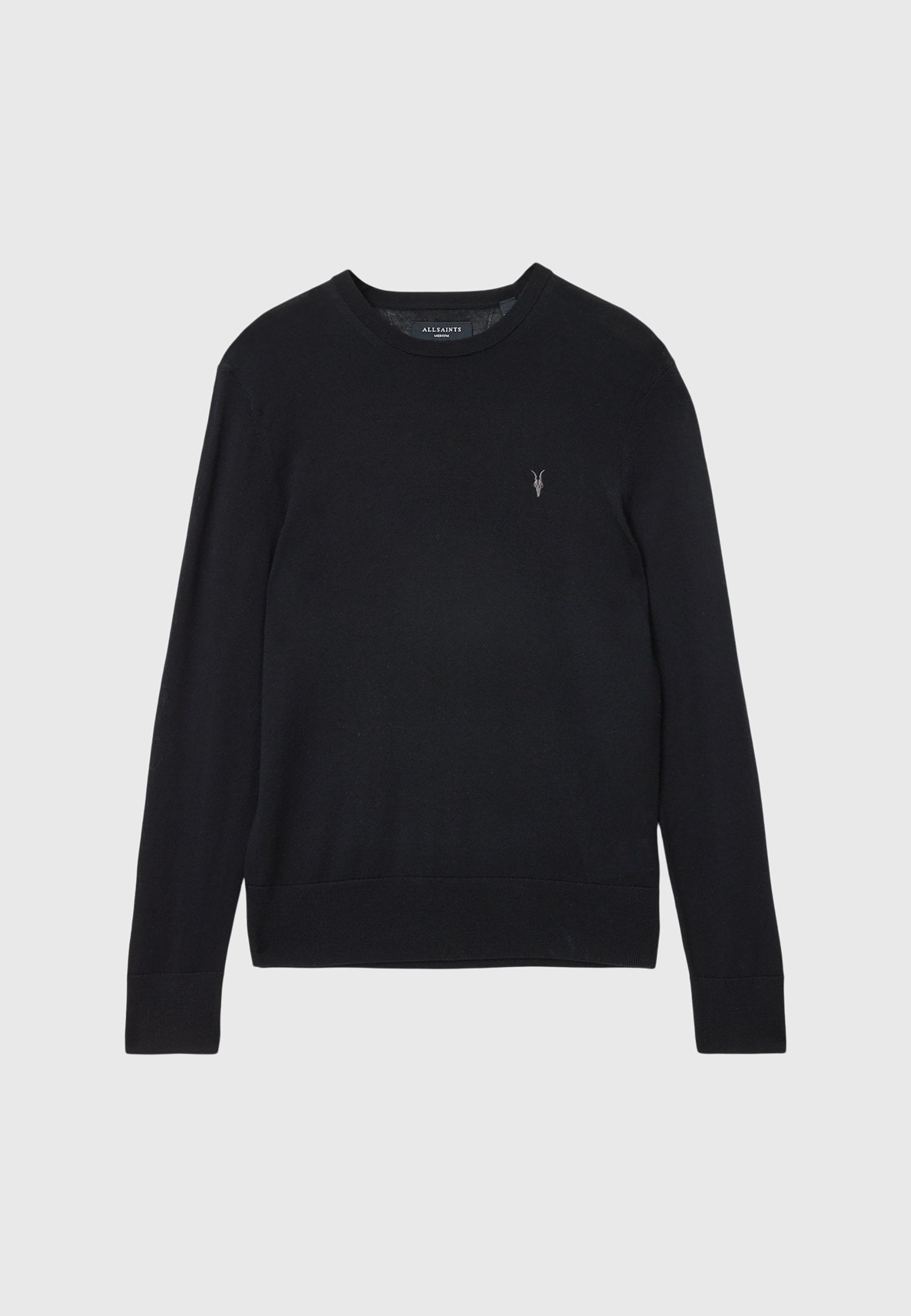 Schwarzer Strickpullover mit Rundhalsausschnitt und langen Ärmeln, ausgestattet mit einem kleinen gestickten Logo auf der Brust sowie einem gerippten Saum und Bündchen.