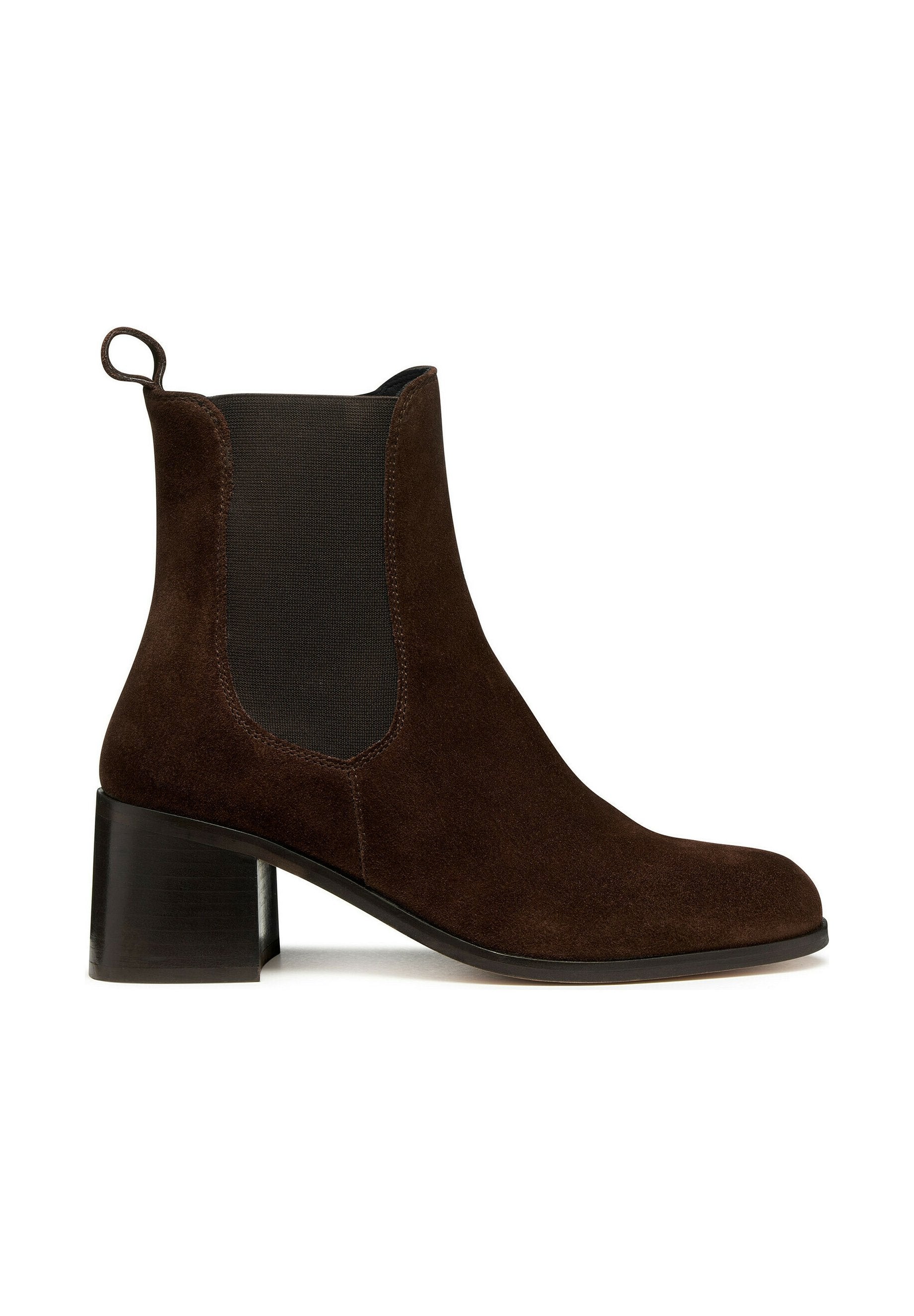 Brauner Wildleder-Ankle-Boot mit elastischem Seitenpanel, Blockabsatz und Zuglasche hinten, seitlich auf weißem Hintergrund abgebildet.