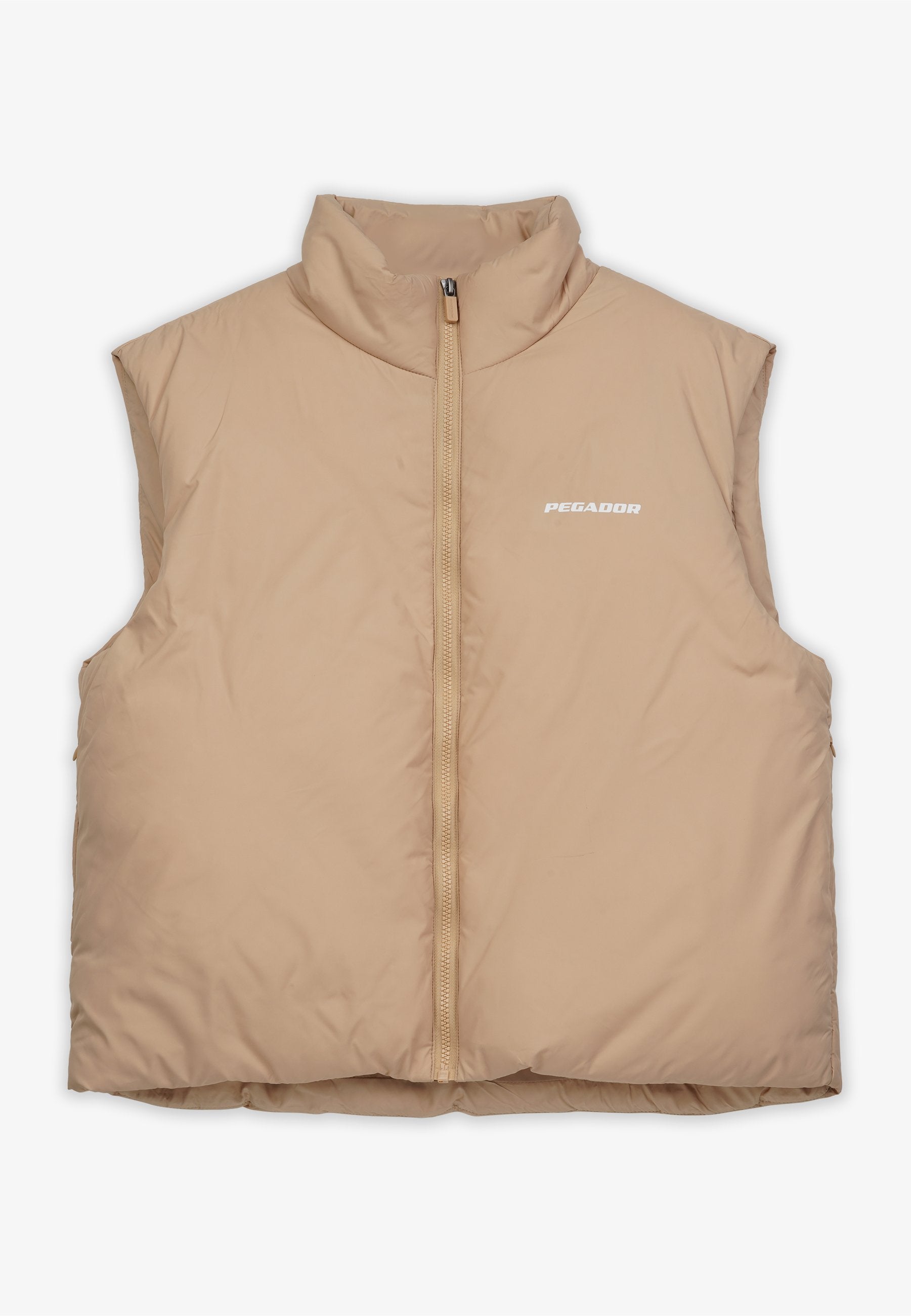 Beige ärmellose Weste mit hohem Kragen, Reißverschluss und weicher Textur. Mit kleinem "PEGADOR"-Logo auf der Vorderseite. Leicht und gepolstert.