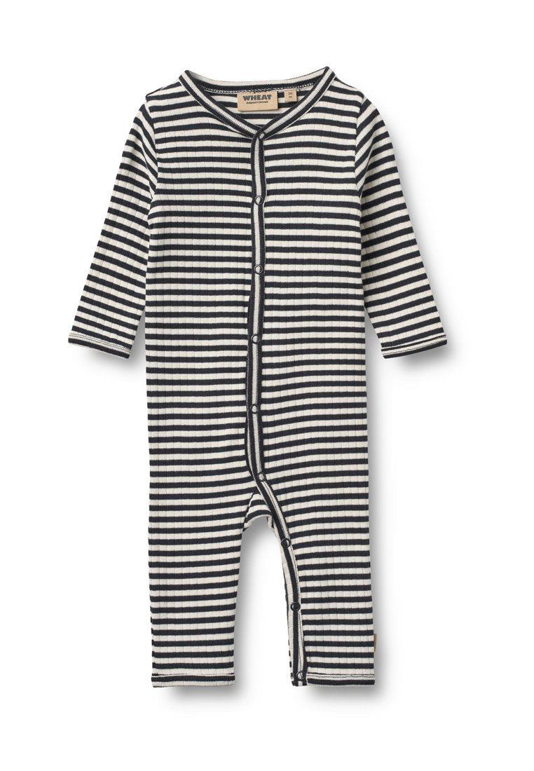 Gestreifter Strampler aus Baumwollstoff mit langen Ärmeln, Druckknöpfen entlang der Vorderseite und gerippter Textur in Marineblau und Weiß.