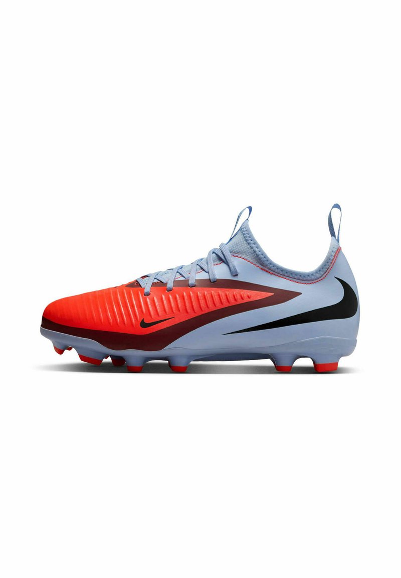 Rote und blaue Fußballschuhe mit strukturiertem Obermaterial, schwarzen Akzenten und weißer Sohle. Sie verfügen über ein aerodynamisches Design und eine Schnürung.