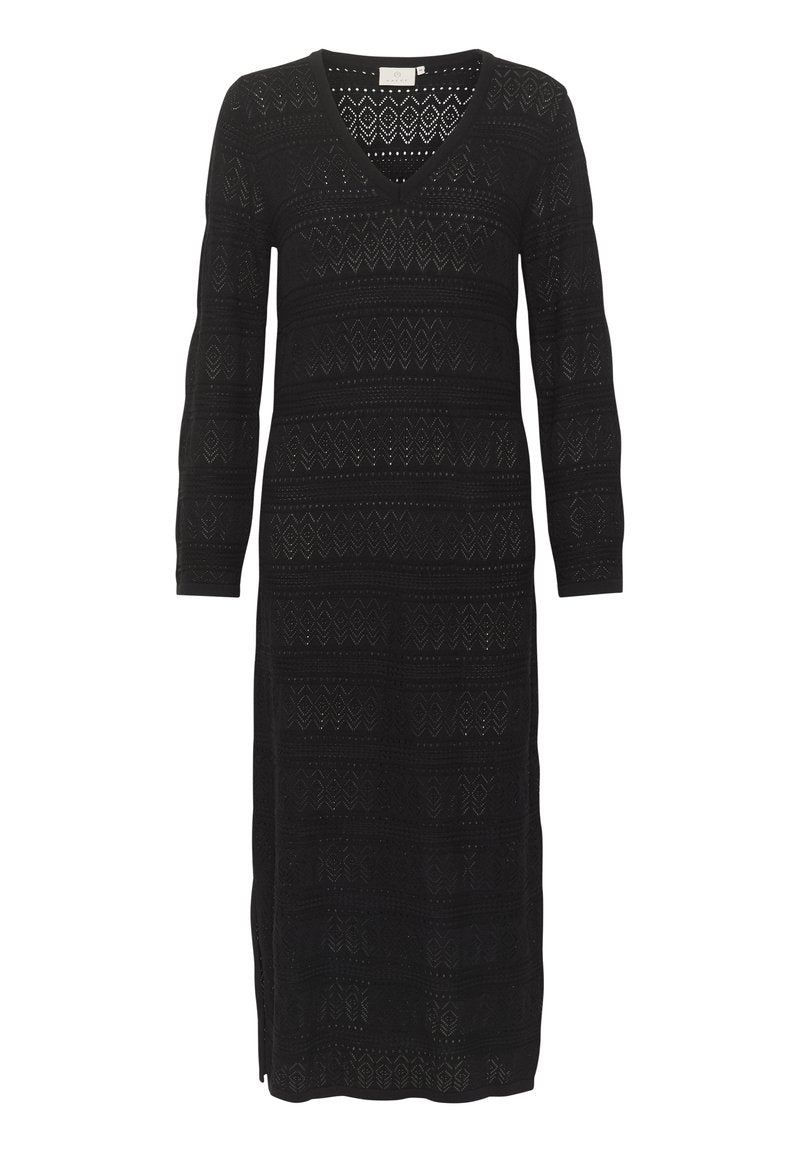 Schwarzes Strickkleid mit langen Ärmeln, V-Ausschnitt und geometrischem Muster. Der Stoff ist leicht und hat eine offene Webstruktur.