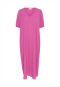 Rosa knielanges Kleid mit kurzen, puffärmeln und einem V-Ausschnitt. Hergestellt aus strukturiertem Stoff, mit einer lockeren, fließenden Silhouette.