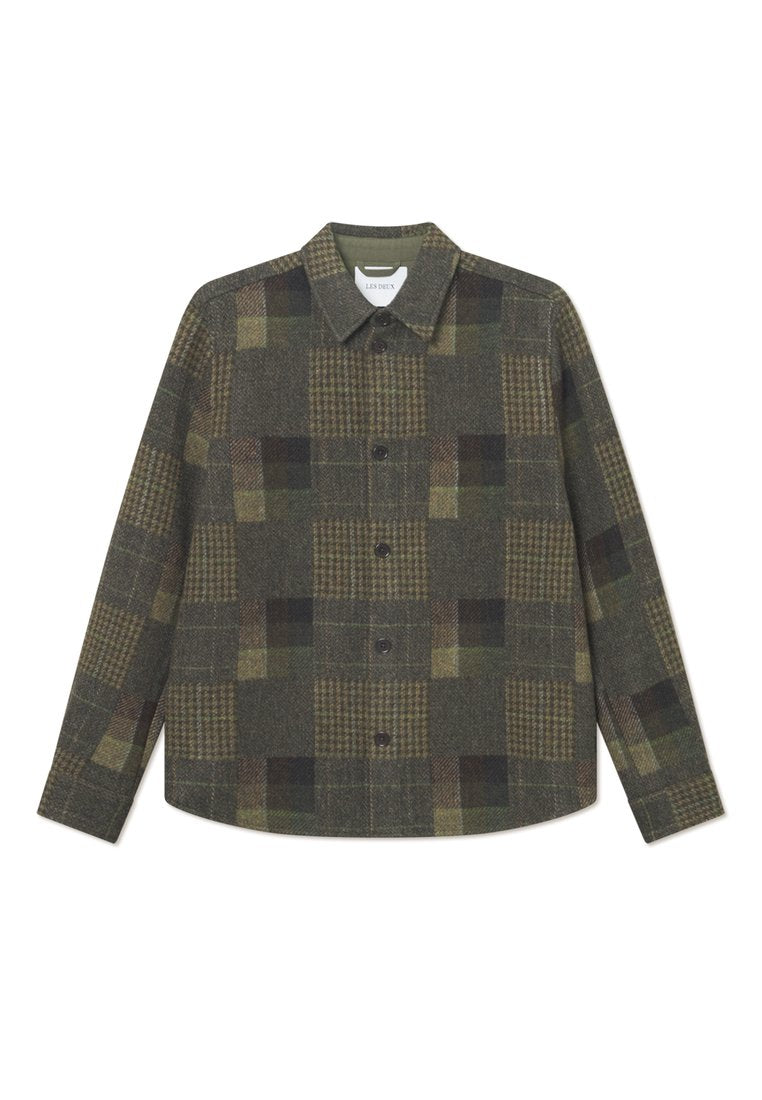 Button-up Hemd aus gemustertem grünem und braunem Wolle mit einem Karodesign, das aus unterschiedlichen Blockformen und Texturen besteht, langen Ärmeln und einem Kragen.
