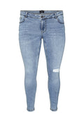 Skinny Jeans aus hellblauem Denim mit einem abgerissenen Loch am rechten Oberschenkel, Fünf-Taschen-Design und klassischem Knopfverschluss.