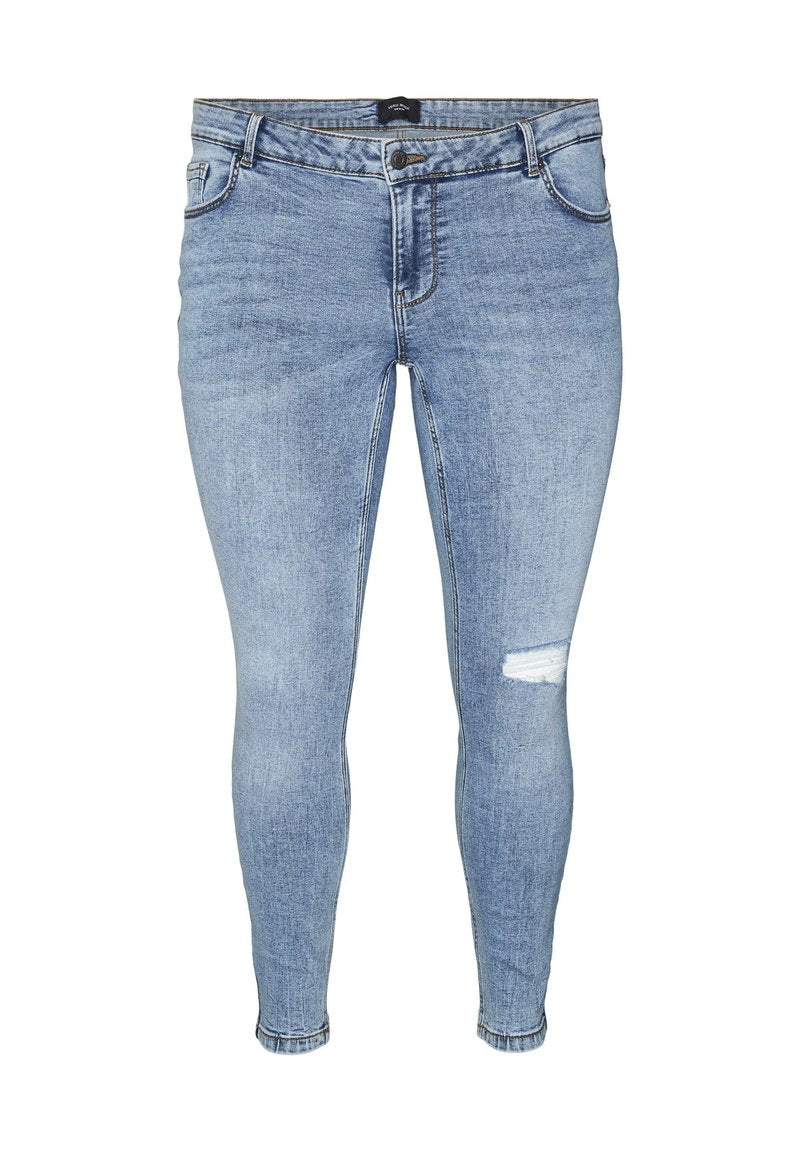 Skinny Jeans aus hellblauem Denim mit einem abgerissenen Loch am rechten Oberschenkel, Fünf-Taschen-Design und klassischem Knopfverschluss.