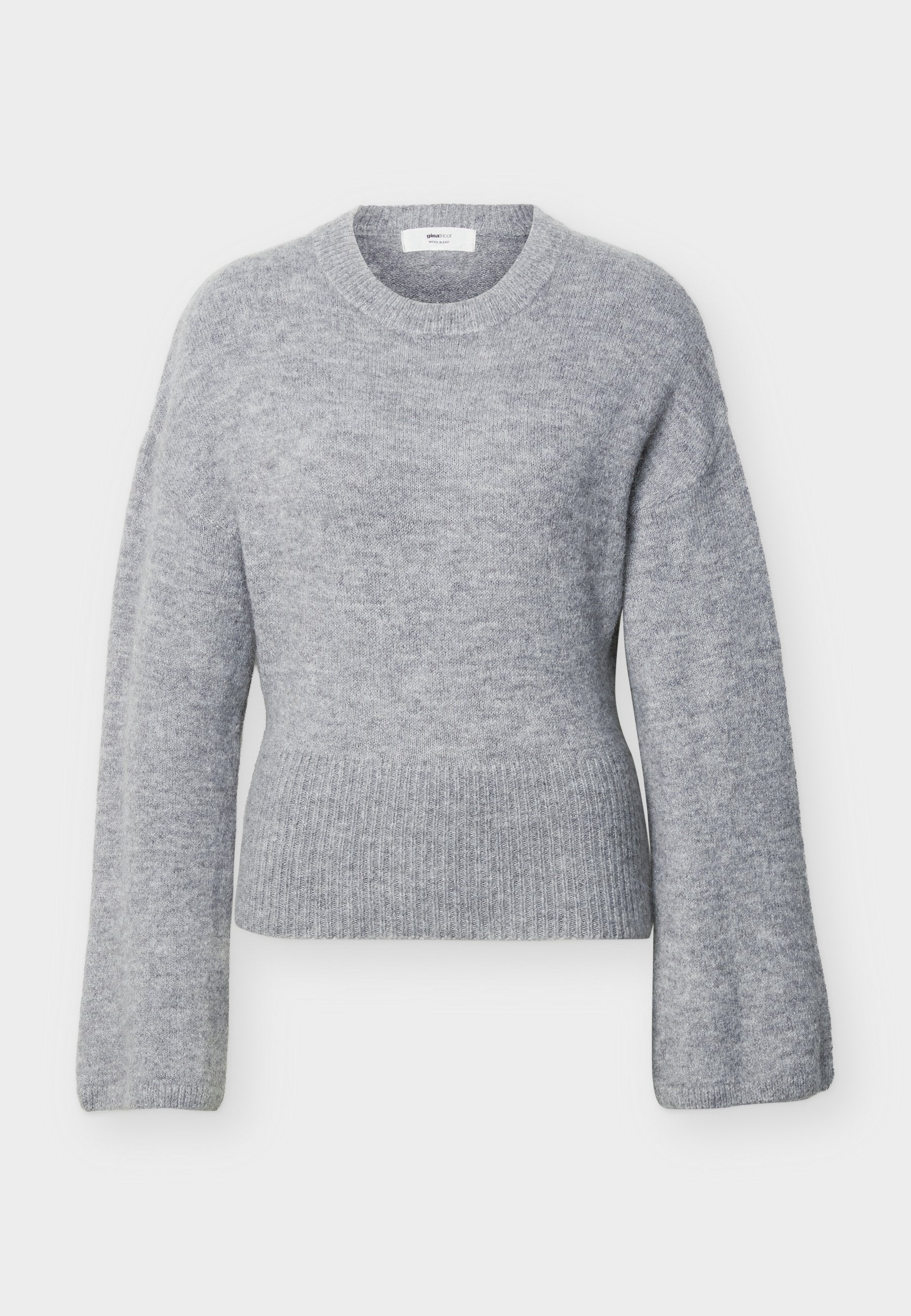 Hellgrauer, langärmeliger Strickpullover mit geripptem Rundhalsausschnitt, Bündchen und Saum, flach auf weißem Hintergrund ausgelegt.