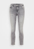 Graue Skinny-Jeans mit einem ausgewaschenen Effekt, ausgestattet mit einem normalen Bund, fünf Taschen und Nähten an den Säumen. Glatte Denim-Textur.