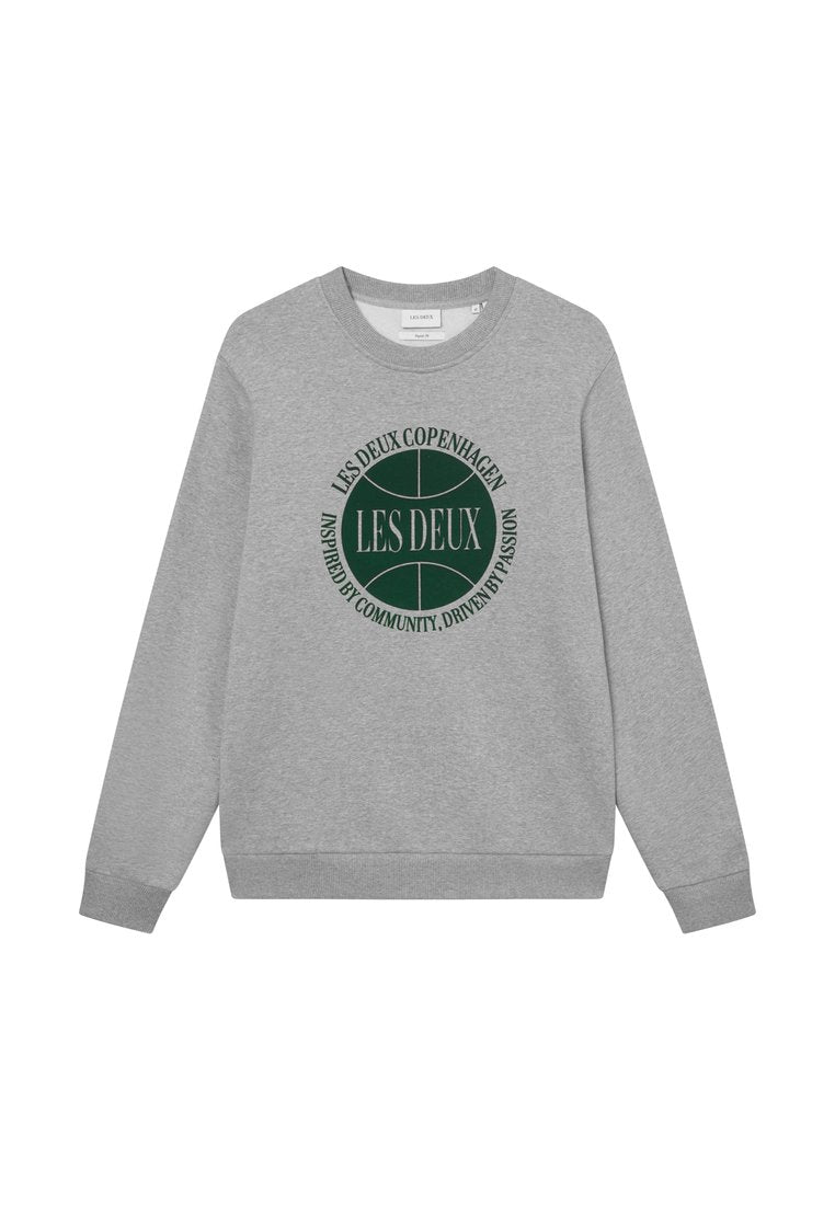 Grau sweatshirt aus weichem Material, mit einem runden grünen Grafikdesign, auf dem der Text "LES DEUX COPENHAGEN" und "INSPIRED BY COMMUNITY" deutlich angezeigt wird.