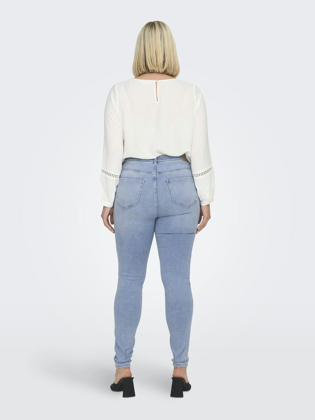  CURVY CARMAYA  Media 4