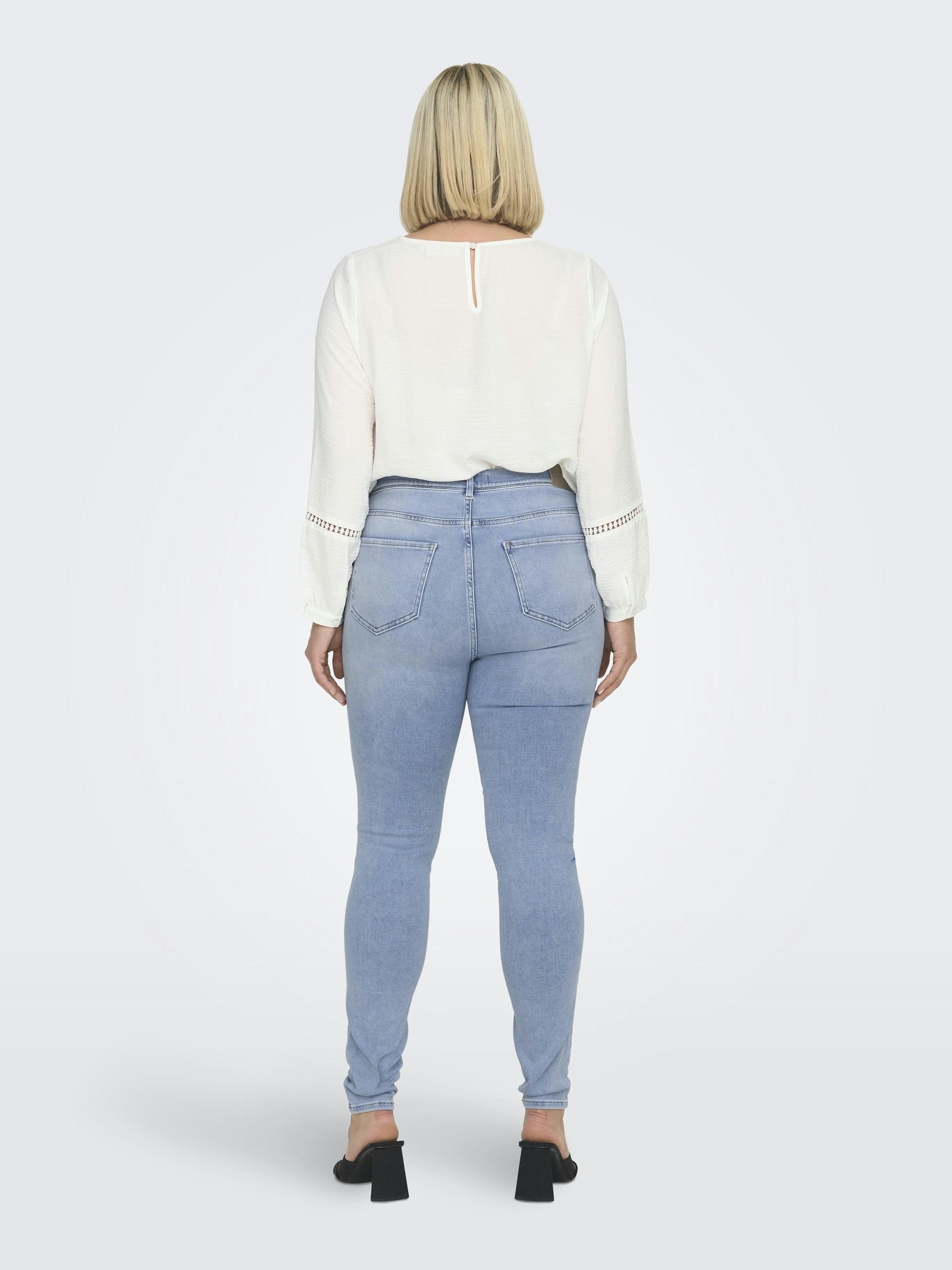  CURVY CARMAYA  Media 4