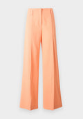 Weit geschnittene Hosen in pastellorange, maßgeschneiderte Ausführung mit Falten, aus glattem Stoff. Verfügt über seitliche Taschen und einen klaren Saum. 