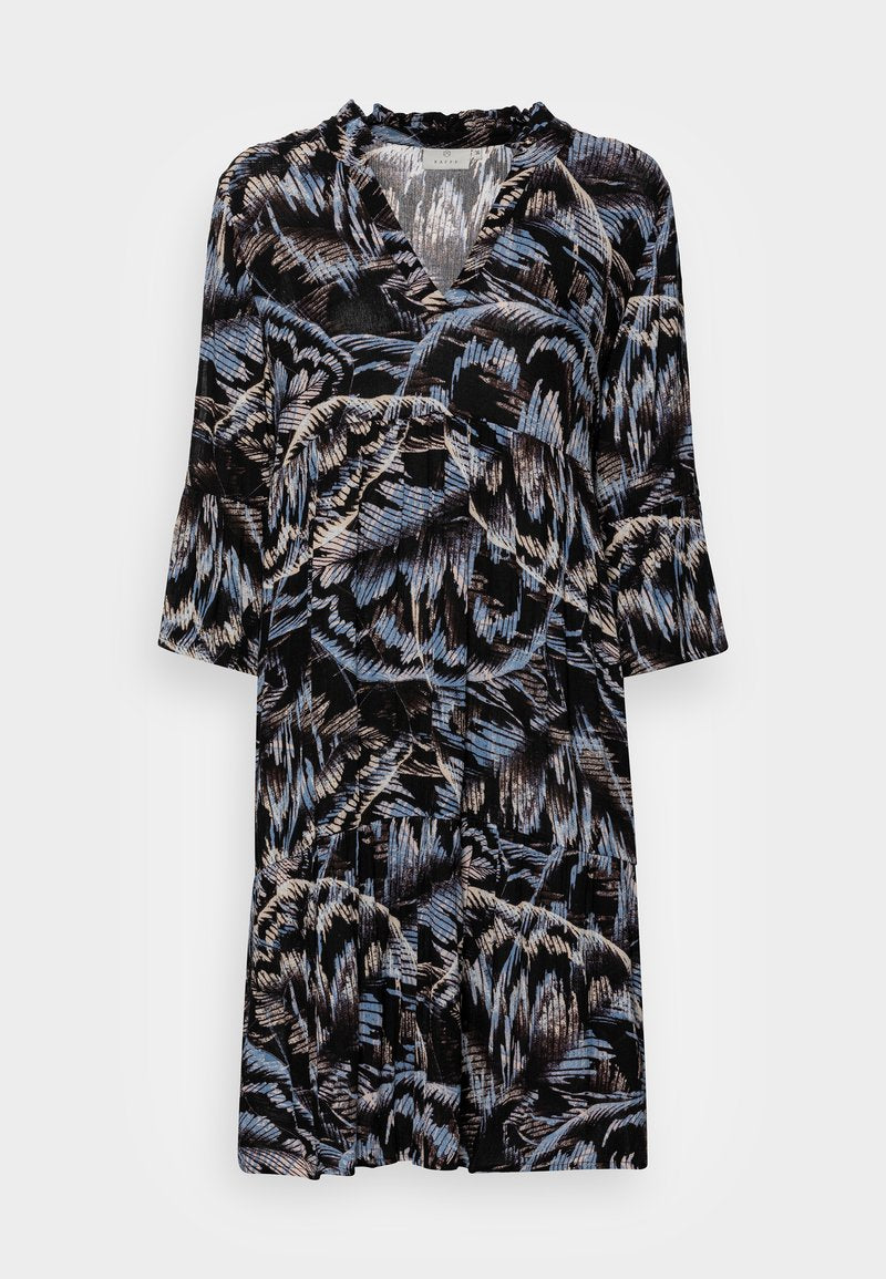 Schwarzes Kleid mit V-Ausschnitt, Dreiviertelärmel, mit floralem Muster in Blau- und Beigetönen, aus leichtem Material gefertigt.