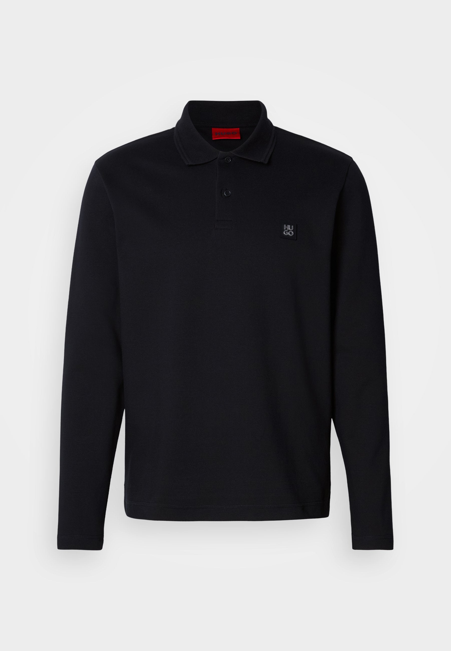 Schwarzes Poloshirt mit langen Ärmeln, einem Kragen, einer Knopfleiste und einem kleinen bestickten Logo auf der linken Brust. Weiche Stoffstruktur.