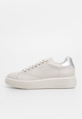 Beige Leder Sneaker mit einem silbernen Absatz, runder Zehenpartie und flacher Gummisohle. Verfügt über tonale Nähte und ein seitliches Markenlogo.