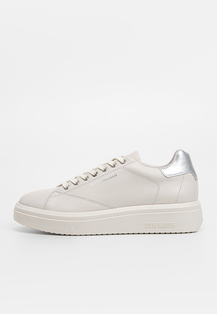Beige Leder Sneaker mit einem silbernen Absatz, runder Zehenpartie und flacher Gummisohle. Verfügt über tonale Nähte und ein seitliches Markenlogo.