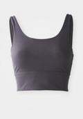 Gestreiftes graues, kurzes Tanktop mit breiten Trägern und Rundhalsausschnitt. Glatte Textur und taillierter Schnitt. Nahtdetails an der Taille.