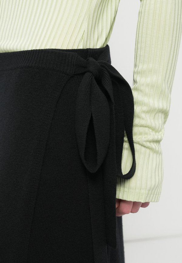 CLOSED WRAP SKIRT