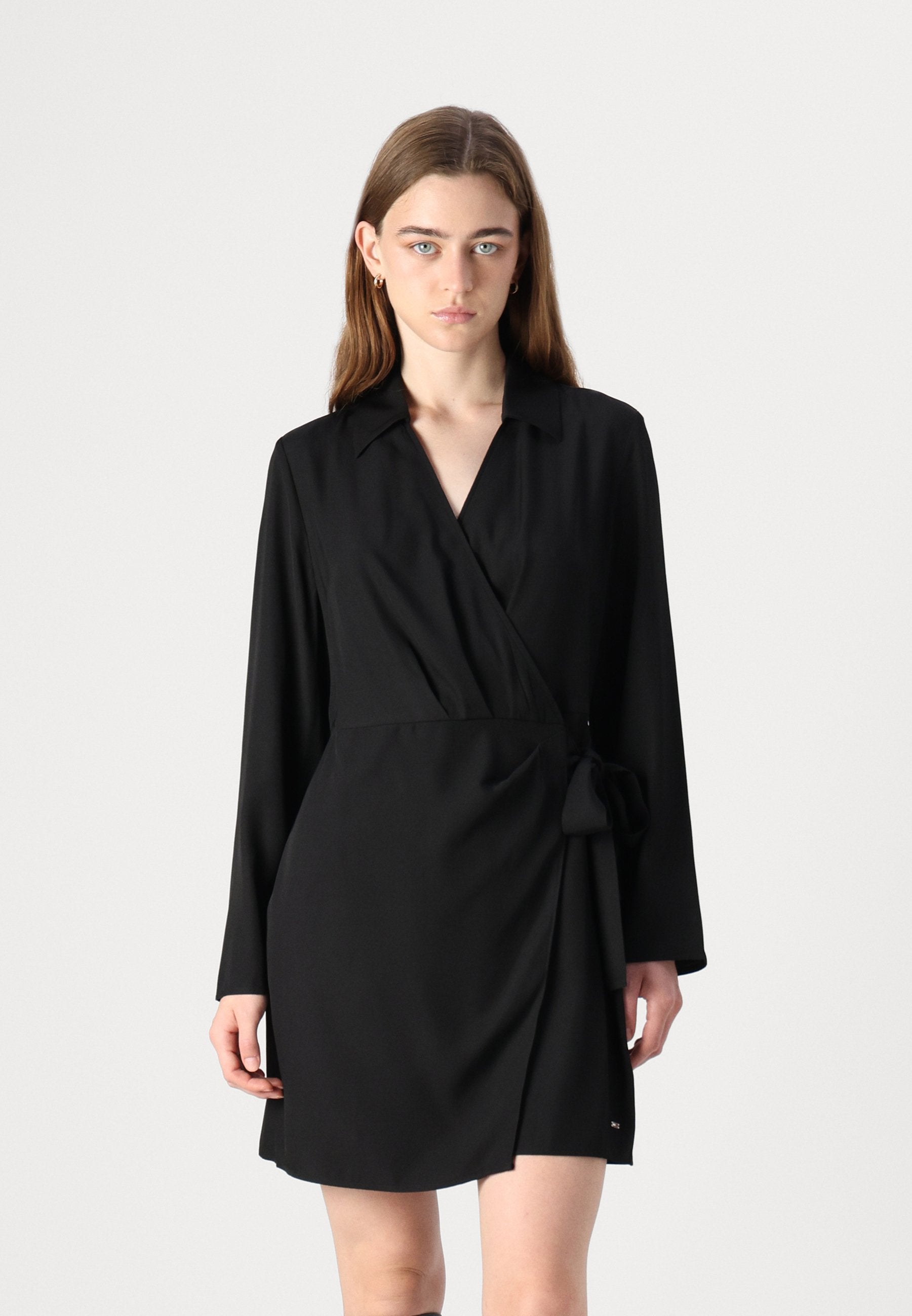 FLUID WRAP SHORT DRESS Media 3
