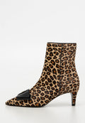 Knöchelhohe Leopardmuster-Stiefel mit spitzem Fuß, niedrigem Kitten-Absatz und schwarzem Leder-Bow-Detail an der Vorderseite.