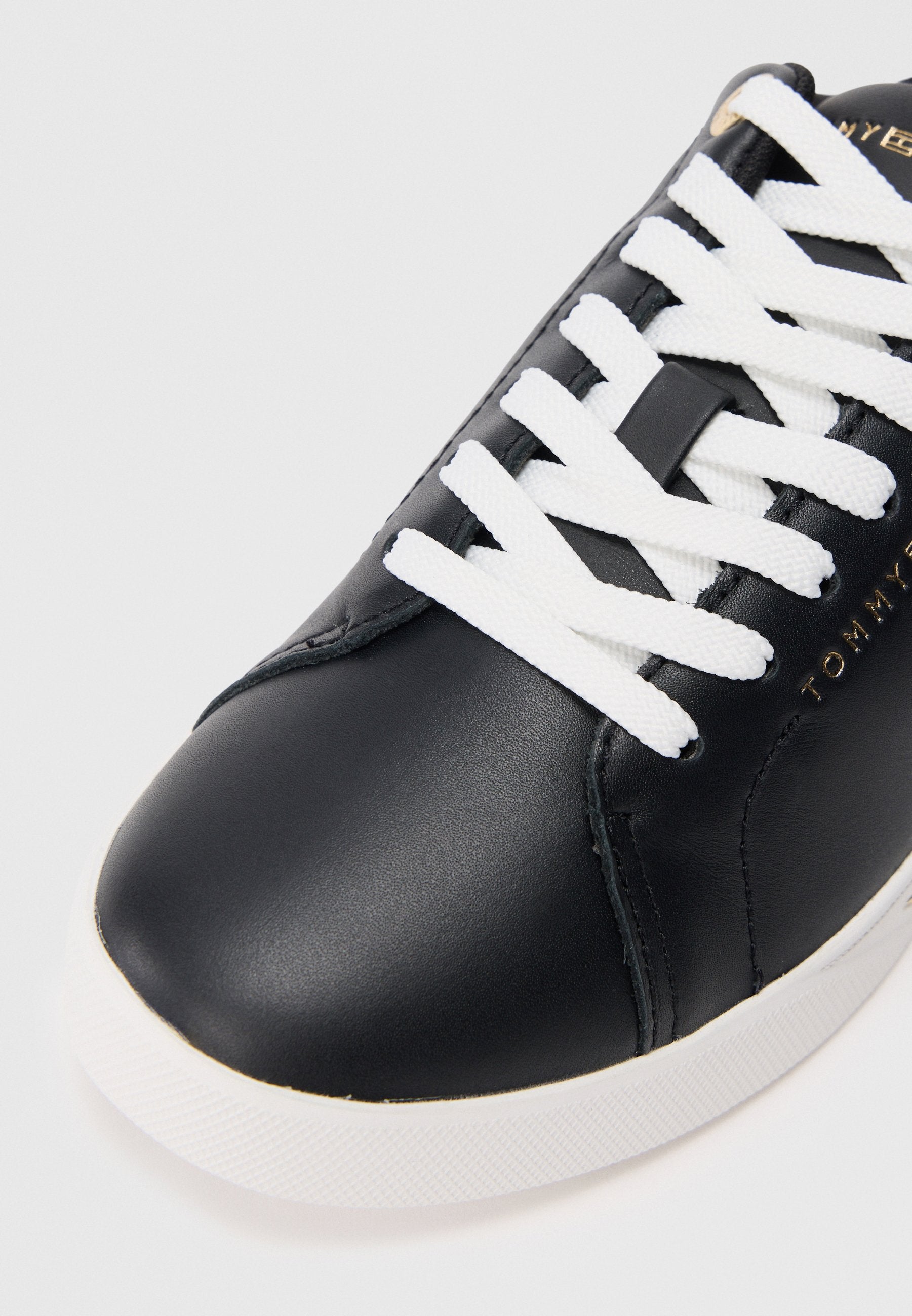LEATHER LOGO PLAQUE COURT TRAINERS Media 5