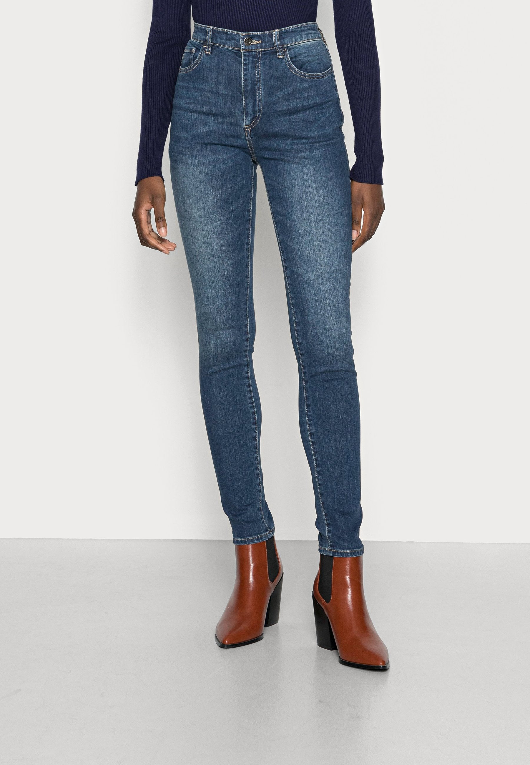 Armani Exchange Jeans Skinny Fit Media 3